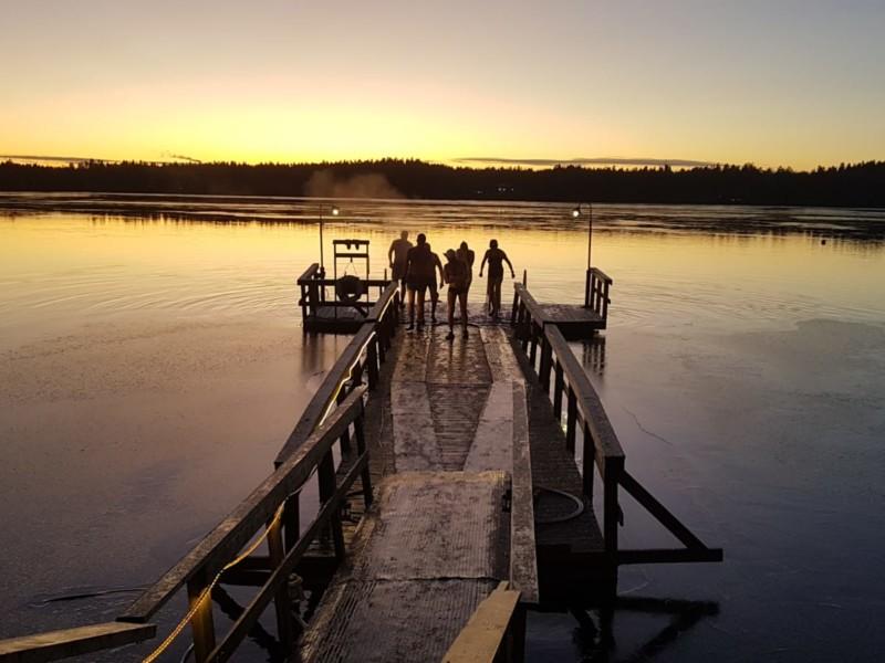 Avantouimareita Littoistenjärven rannalla