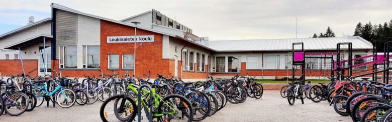 Loukinaisten koulun piha