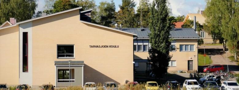 Tarvasjoen koulun julkisivu
