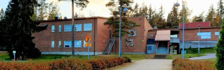 Liedon lukion julkisivu