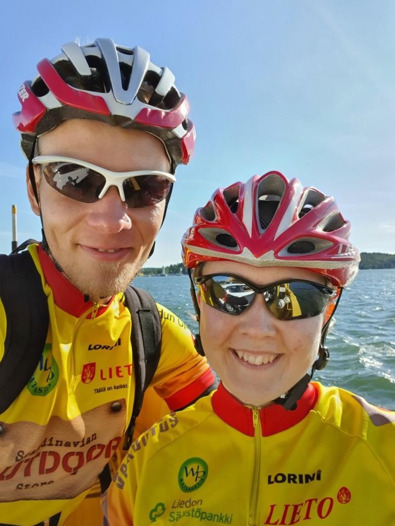 Pyöräilijät Tiina ja Otso Kuokka