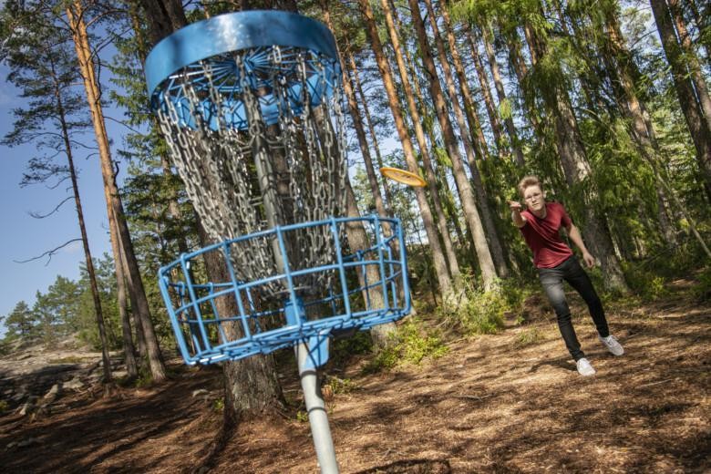 Heittäjä ja maalikori frisbeegolfradalla