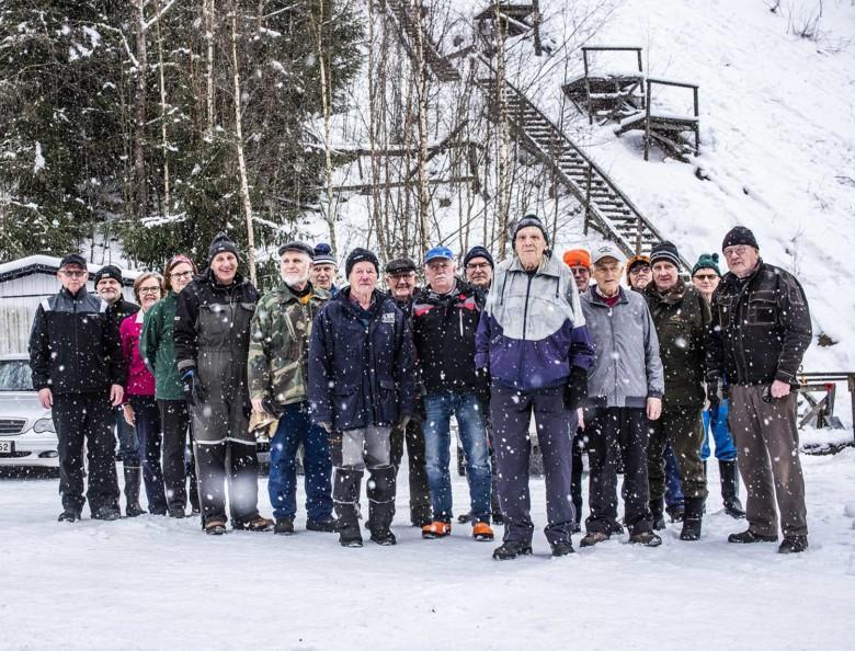 Huru-Ukkojen ryhmäkuva Parmaharjun hyppyrimäen juurella.