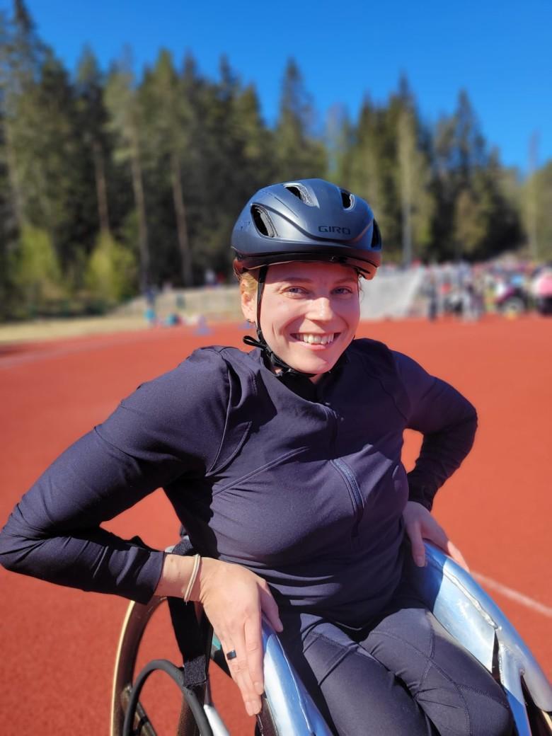 Kelauksen maailmanmestari ja olympiamitalisti Amanda Kotaja Liedon keskuskentällä.