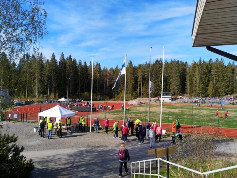 Kisa käynnissä Liedon keskuskentällä.