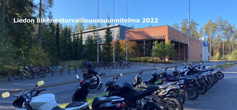 Mopoja ja skoottereita pysäköitynä Lietohallin pysäköintipaikalle.