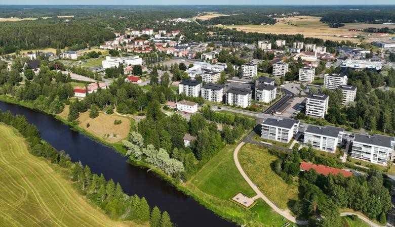 Kesäinen ilmakuva Liedon kaupungin keskustasta.