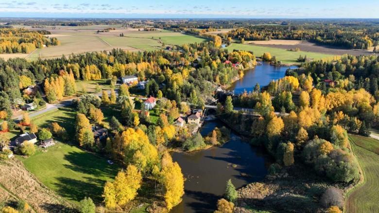 Ilmakuvassa Juvan voimalaitos syhkyisessä maisemassa Liedon Tarvasjoella.