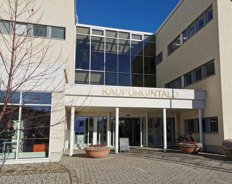 Liedon kaupungintalon pääsisäänkäynti.