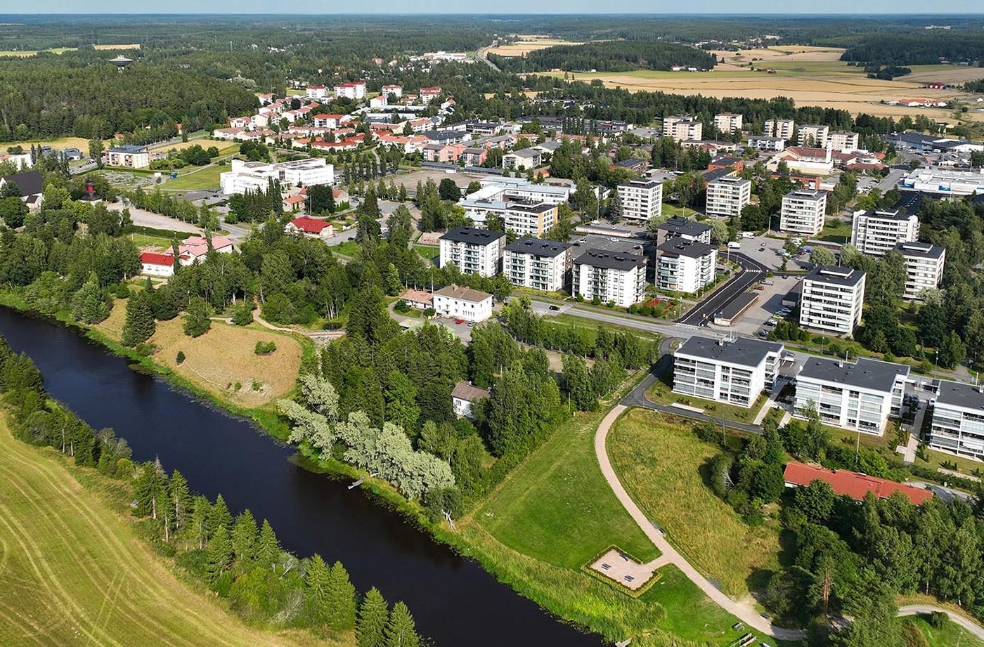 Ilmakuva Liedon keskustasta. Etualalla Aurajoki.