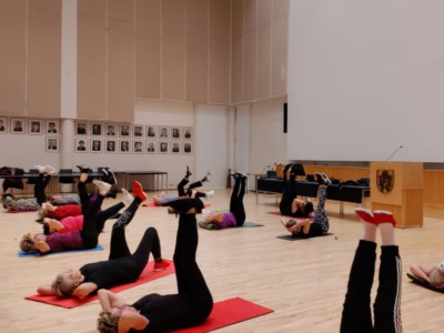 seniori senioriliikuntaa valtuustosalissa kevät 2023 kuntojumppa liikunta