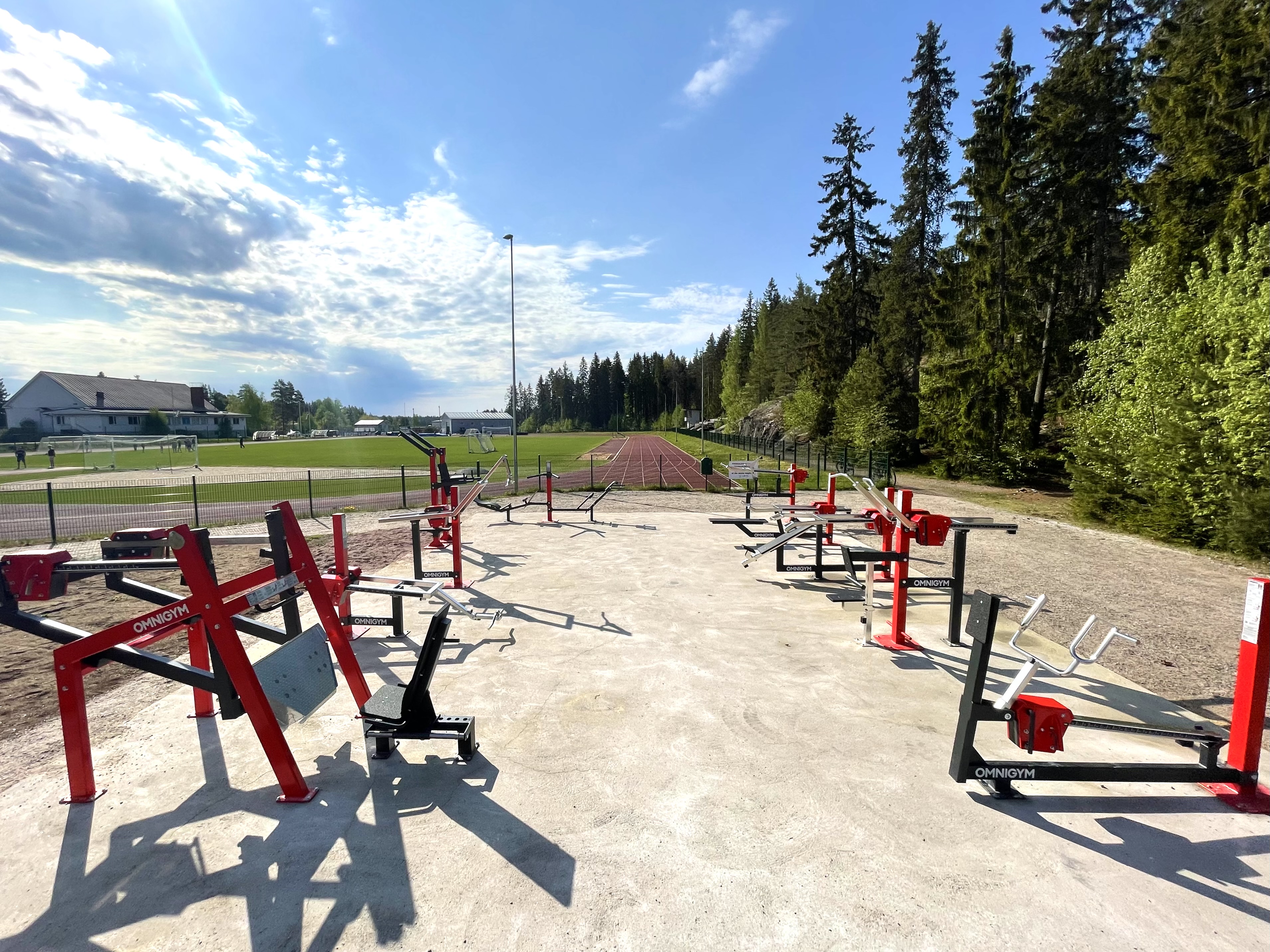 Kuvassa yleisurheilukentän kuntosalilaitteita