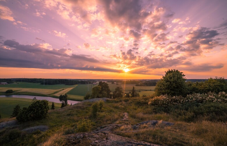 Näkymä Liedon Vanhalinnan linnavuorelta Aurajokilaaksoon aurongonlaskun aikaan.