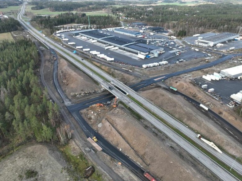 Avantin eritasoliittymä Kauselan ja Tuulissuon eritasoliittymien välisellä tiejaksolla.