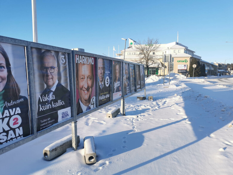 Vaalimainokset Liedon keskustassa.