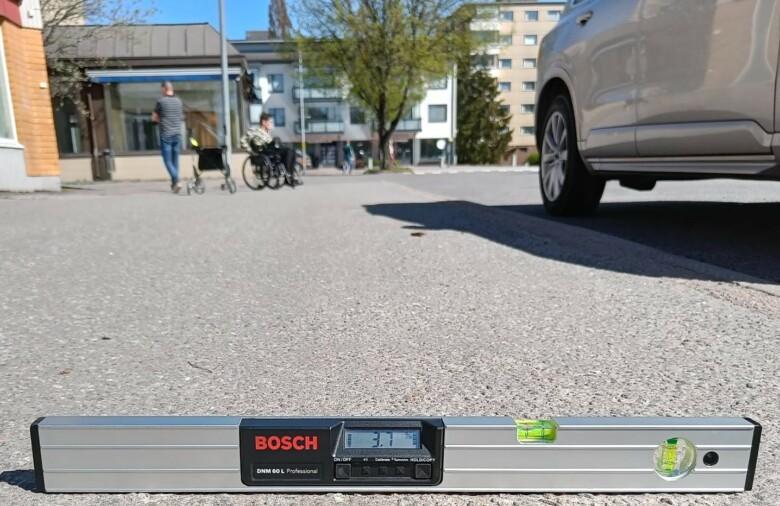 Vatupassi mittaa kävelytien kaltevuutta.