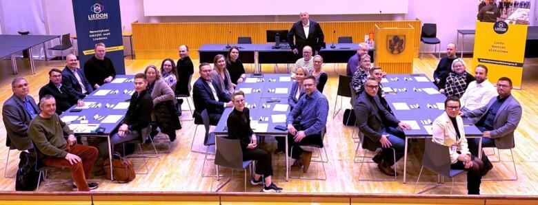 Liedon yrittäjyyden neuvottelukunnan osallistujat ja kaupunginjohtaja valtuustosalissa.