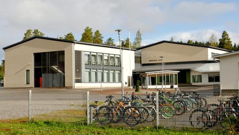 Ilmaristen koulurakennus, etualalla oppilaiden polkupyöriä.