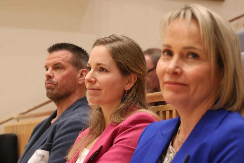 Innovaatiokeskusteluun osallistuivat oikealta Nette Narvanmaa (Puutarhaliike Helle Oy), Nina Lehtinen (Yaskawa Finland Oy) ja Kari Rouvali (Trimet Oy).