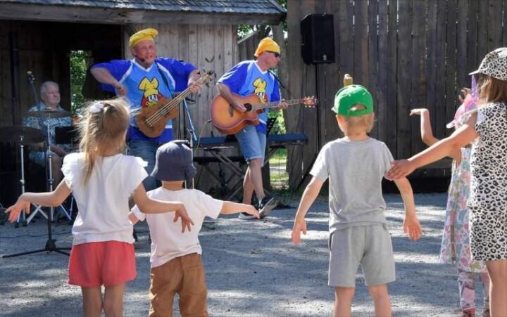 Rokki-kokki duo esiintyy lapsille.