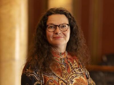 Kuvassa on kirjailija Ann-Christin Antell.