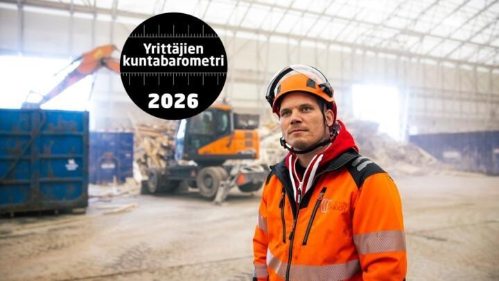 Rakennusalan yrittäjä teollisuushallissa – Yrittäjien kuntabarometri 2026.