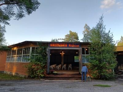 Ilmarisen tanssilava kesäillassa, edustalla mieshenkilö.